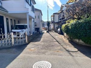武蔵村山市学園、中古一戸建ての前面道路を含む現地写真画像です