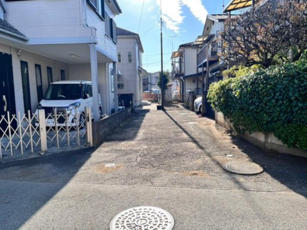武蔵村山市学園、中古一戸建ての前面道路を含む現地写真画像です