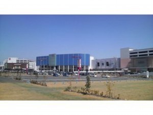 武蔵村山市中央、新築一戸建てのショッピングセンター画像です