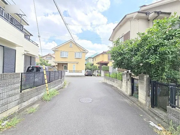 武蔵村山市三ツ木、中古一戸建ての前面道路を含む現地写真画像です
