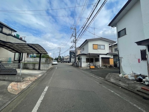 武蔵村山市神明、中古一戸建ての前面道路を含む現地写真画像です