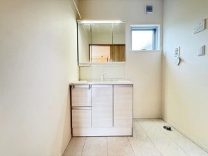 武蔵村山市中藤、中古一戸建ての洗面画像です