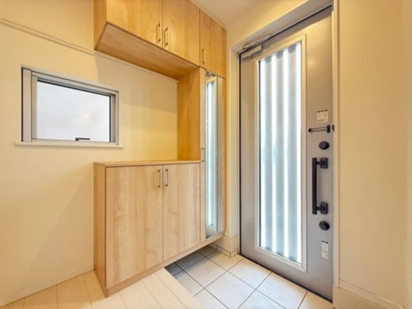 武蔵村山市中藤、中古一戸建ての玄関画像です