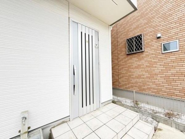 武蔵村山市中藤、中古一戸建ての玄関画像です