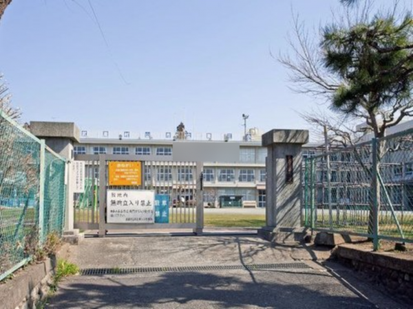 武蔵村山市中藤、中古一戸建ての小学校画像です