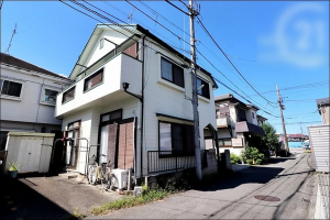 武蔵村山市大南、中古一戸建ての前面道路を含む現地写真画像です