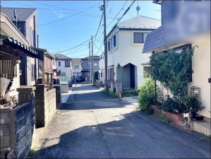 武蔵村山市大南、中古一戸建ての前面道路を含む現地写真画像です