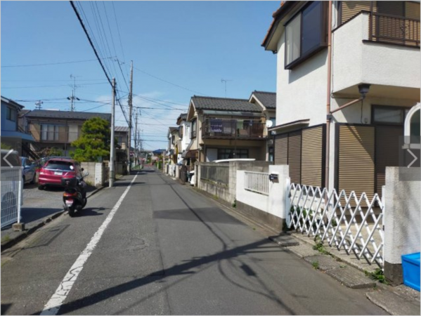 武蔵村山市大南、中古一戸建ての前面道路を含む現地写真画像です