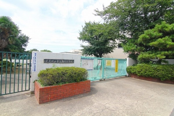 武蔵村山市伊奈平、土地の小学校画像です