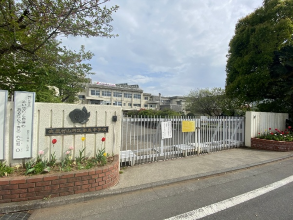 武蔵村山市伊奈平、土地の中学校画像です