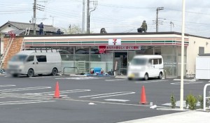 武蔵村山市神明、土地のコンビニ画像です