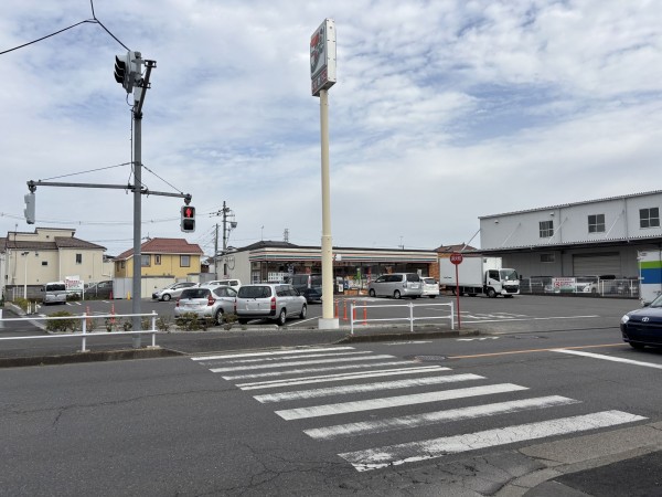 武蔵村山市伊奈平、土地のコンビニ画像です