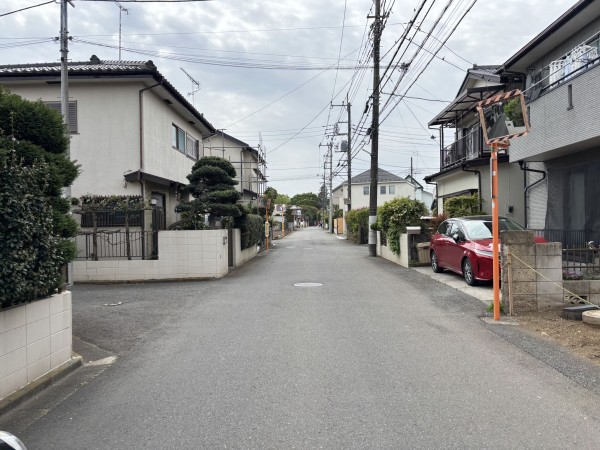 武蔵村山市伊奈平、土地の前面道路を含む現地写真画像です