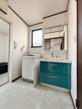 武蔵村山市榎、中古一戸建ての洗面画像です