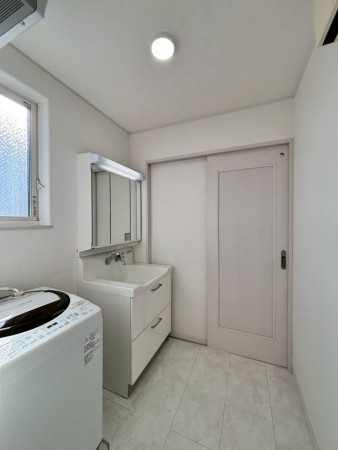 武蔵村山市榎、中古一戸建ての洗面画像です