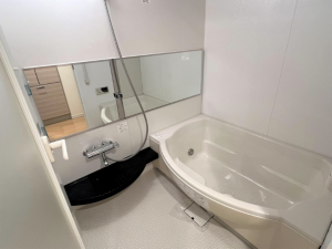 武蔵村山市伊奈平、マンションの風呂画像です