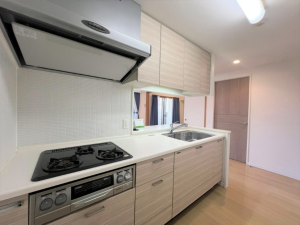 武蔵村山市伊奈平、マンションのキッチン画像です