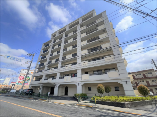 武蔵村山市伊奈平、マンションの外観画像です