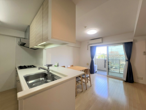 武蔵村山市伊奈平、マンションの居間画像です