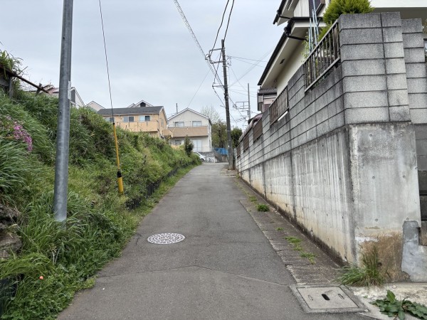 武蔵村山市中藤、土地の前面道路を含む現地写真画像です