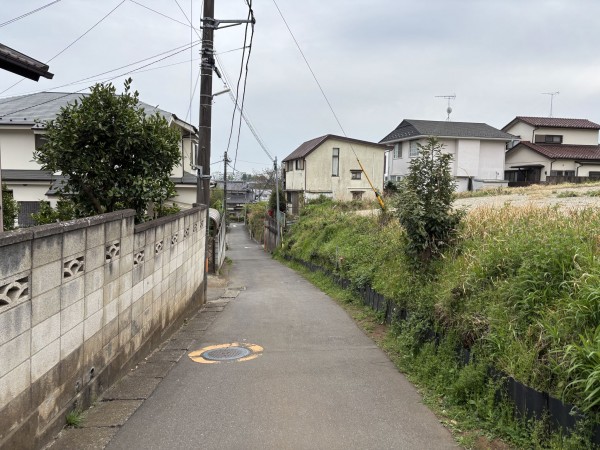 武蔵村山市中藤、土地の前面道路を含む現地写真画像です