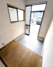 武蔵村山市大南、中古一戸建ての玄関画像です