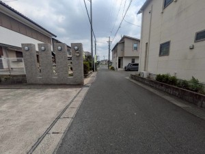 あま市新居屋、マンションの前面道路を含む現地写真画像です
