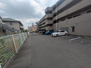 あま市新居屋、マンションの駐車場画像です