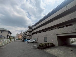 あま市新居屋、マンションの外観画像です