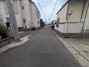 あま市新居屋、マンションの前面道路を含む現地写真画像です