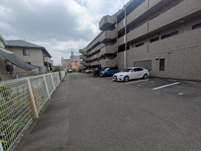 あま市新居屋、マンションの駐車場画像です
