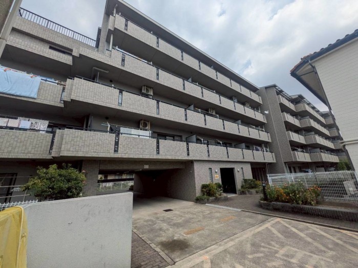あま市新居屋、マンションの外観画像です