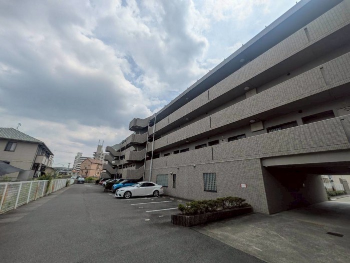 あま市新居屋、マンションの外観画像です