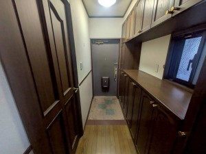 北名古屋市鹿田天王山、マンションの玄関画像です