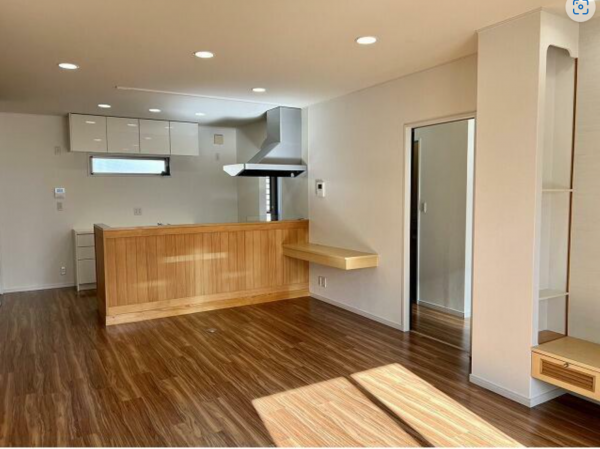 福山市、中古一戸建ての居間画像です