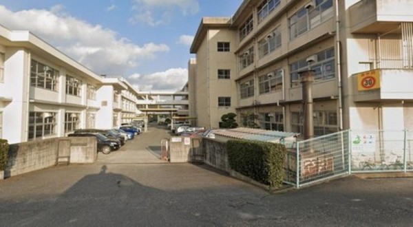 福山市御幸町大字上岩成、土地の中学校画像です