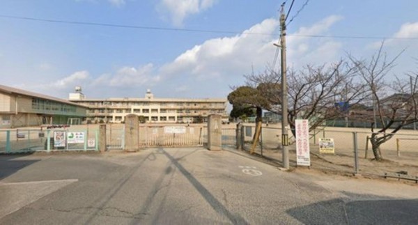 福山市御幸町大字上岩成、土地の小学校画像です