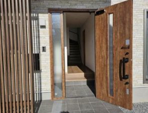 福山市、中古一戸建ての玄関画像です