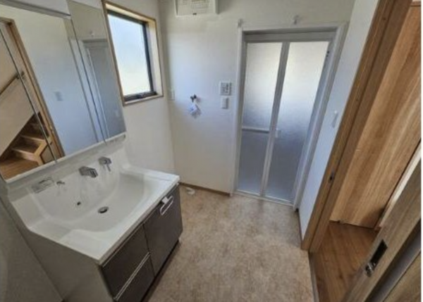 福山市、中古一戸建ての洗面画像です