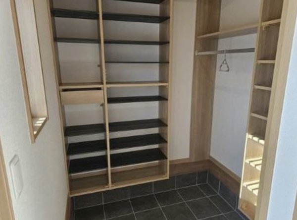 福山市、中古一戸建ての玄関画像です