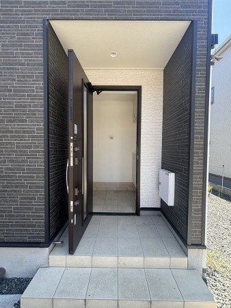 府中市元町、中古一戸建ての玄関画像です