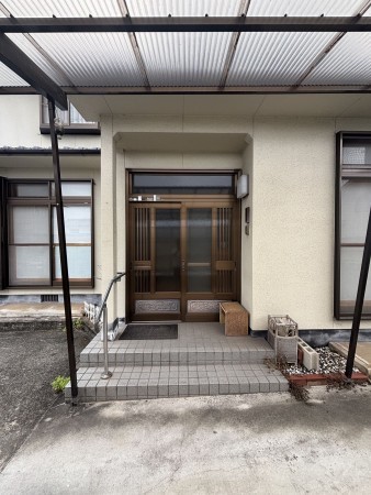 福山市駅家町大字法成寺、中古一戸建ての玄関画像です