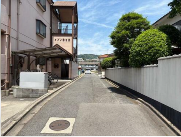 福山市春日町、土地の前面道路を含む現地写真画像です