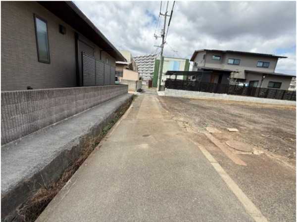 福山市野上町、土地の前面道路を含む現地写真画像です