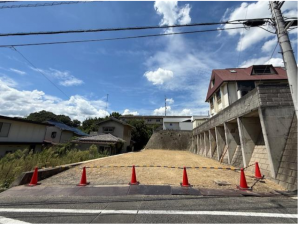 福山市高美台、土地の前面道路を含む現地写真画像です