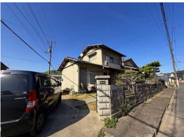 福山市大門町、中古一戸建ての前面道路を含む現地写真画像です