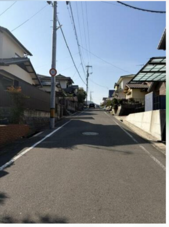 福山市、中古一戸建ての前面道路を含む現地写真画像です