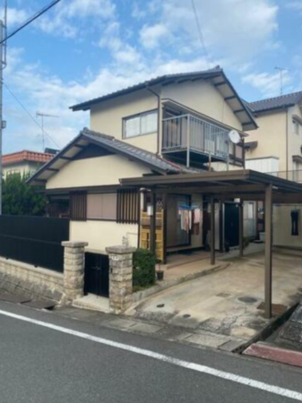 福山市、中古一戸建ての前面道路を含む現地写真画像です