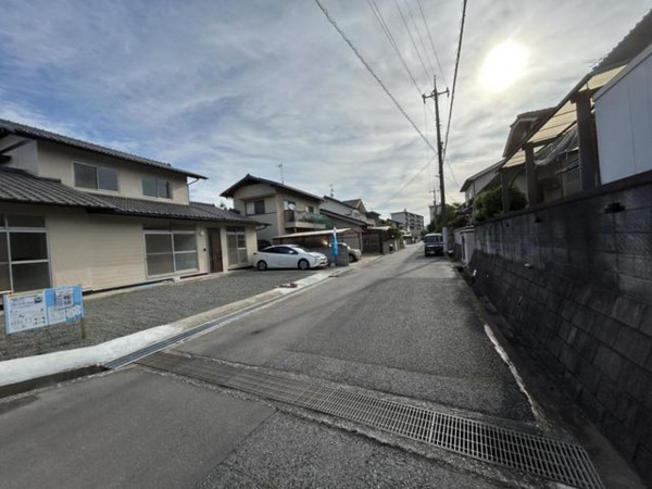 福山市能島、中古一戸建ての前面道路を含む現地写真画像です
