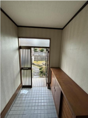 福山市能島、中古一戸建ての玄関画像です
